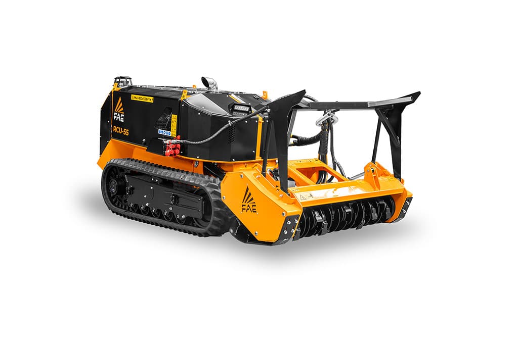 Débroussaillage forestier grâce au robot broyeur de pente FAE RCU 55 - Naturatech Environnement